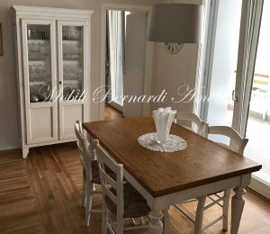 Tavolo da cucina in legno stile country con top in rovere e gambe tornite bianche